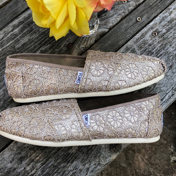 ๐บ TOMS; TODAY ONLY $25! Gold Lace Flats; Sz. 7.5! - Picture 2 of 8